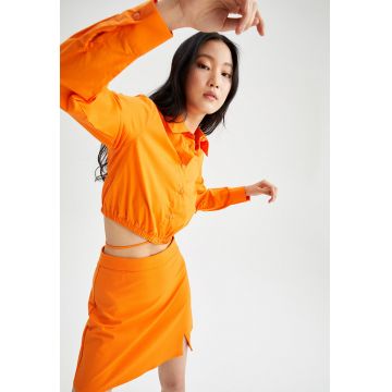 Camasa crop cu guler ascutit