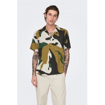 Camasa relaxed fit cu model camuflaj