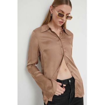 Superdry camasa femei, culoarea maro, cu guler clasic, regular