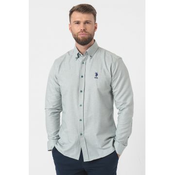 Camasa regular fit cu guler fixat cu nasturi Camasa regular fit cu guler fixat cu nasturi