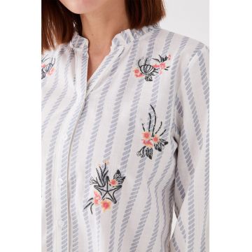 Camasa cu dungi si broderii florale