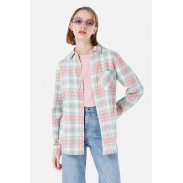 Camasa cu model in carouri si buzunar pe piept Camasa cu model in carouri si buzunar pe piept