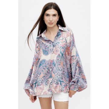 Camasa din satin oversize, cu maneci bufante si imprimeu arabesc cu nuante de roz si bej