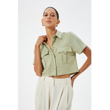 Camasa crop cu buzunare pe piept