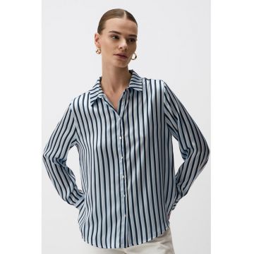Camasa lejera cu model in dungi