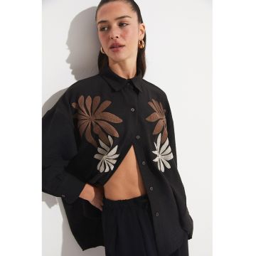 Camasa supradimensionata cu maneci cazute si broderii