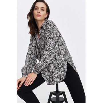 Camasa lejera cu model si slituri laterale