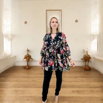 Tunica cu imprimeu floral pe fond negru