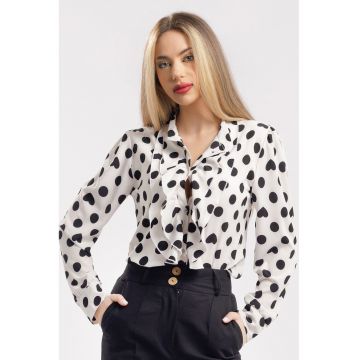 Camasa cu aplicatii cu volane si model