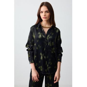 Camasa cu model tie-dye si imprimeu