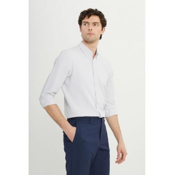 Camasa slim-fit cu guler fixat cu nasturi