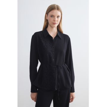 Camasa cu garnitura suprapusa din dantela - Negru