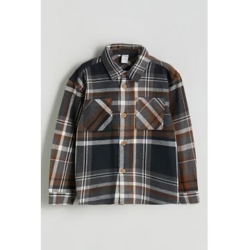 Camasa de bumbac cu buzunare pe piept - Alb/Maro scortisoara/Gri