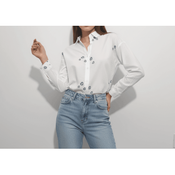 Camasa Dama , Alba cu Broderie Model Inimioare Negre