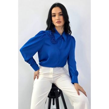 Camasa eleganta AVELA, cu brosa florala nedetasabila, Albastru, Marime S/M