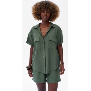 Camasa uni cu buzunare aplicate