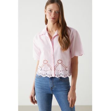 Camasa crop cu maneci scurte si model cu perforatii - Roz pastel