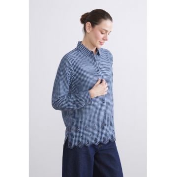 Camasa lejera cu model in carouri si broderie la terminatie