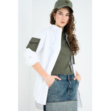 Camasa supradimensionata de bumbac organic cu buzunare contrastante cu clapa - Alb/Verde inchis