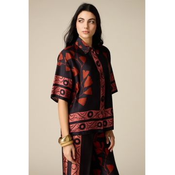 Camaa cu aspect de satin - model si maneci medi - Rosu/Negru
