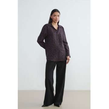 Camasa cu nasturi si model animal print - Negru stins/Violet pruna