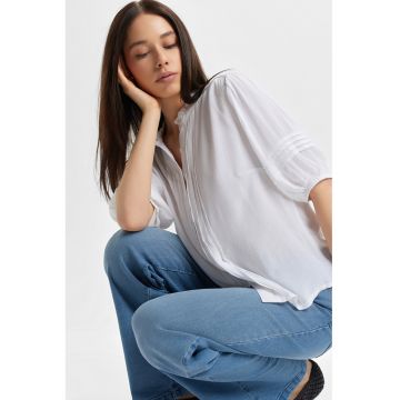 Camasa cu model cu dungi discrete si guler cu volane - Alb