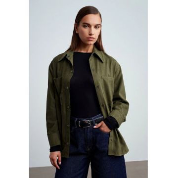 Camasa relaxata  din poliester cu aspect de piele intoarsa - verde kaki - maneci lungi - pentru femei
