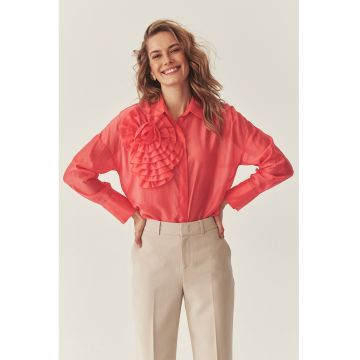 Camasa din amestec de lyocell cu aplicatie florala pe piept Clare - Coral
